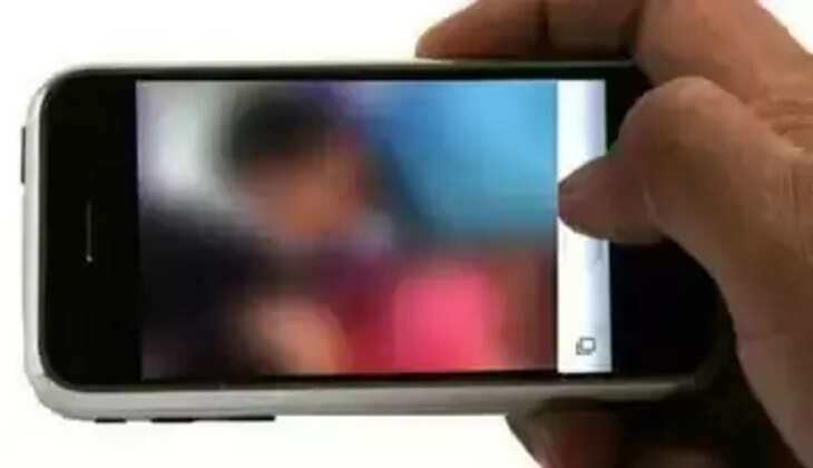 पति-पत्नी का अश्लील वीडियो जमकर हो रहा वायरल, होटल के कमरे में किया था शूट...