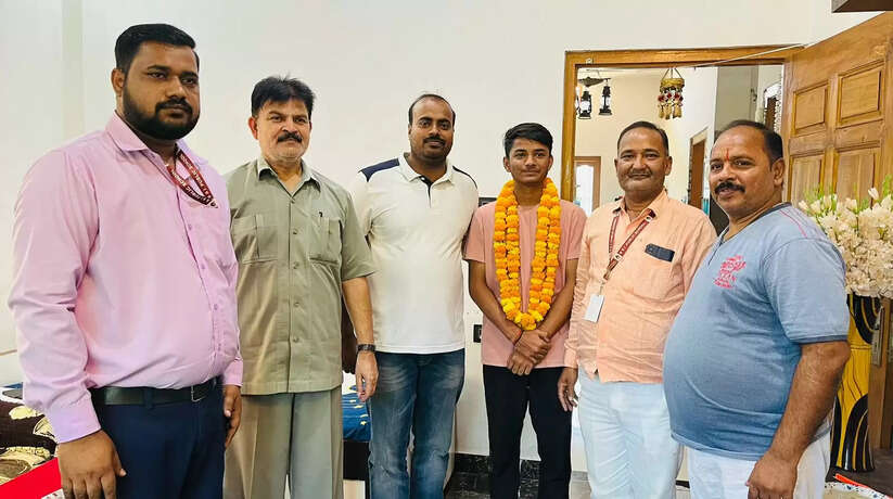 Varanasi News: वाराणसी में ओम जायसवाल ने अपने स्कूल का नाम किया रोशन