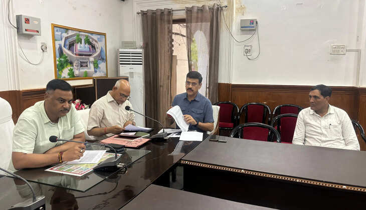 मीरजापुर में डीएम पवन कुमार गंगवार ने रबी विपणन वर्ष 2026-27 की समीक्षा बैठक में गेहूं भंडारण, FCI डिपो में सम्प्रदान और NFSA खाद्यान्न उठान में तेजी लाने के निर्देश दिए। 17,600 मीट्रिक टन गेहूं के शीघ्र भंडारण पर जोर दिया गया।