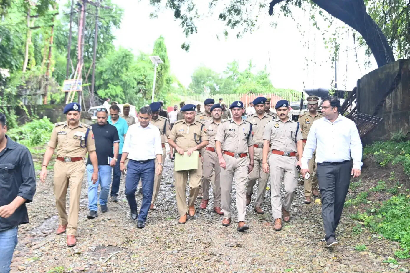 अधिकारियों ने निर्देश दिया कि कार्यक्रम के दौरान लाल बहादुर शास्त्री अंतरराष्ट्रीय एयरपोर्ट से कार्यक्रम स्थल तक जाने वाले मार्ग को अतिक्रमण मुक्त रखा जाए। एयर शो के दिनों में यातायात व्यवस्था को सुचारु बनाए रखने के लिए रूट डायवर्जन लागू किया जाएगा। इसकी जानकारी मीडिया के माध्यम से आम लोगों तक पहुंचाई जाएगी।