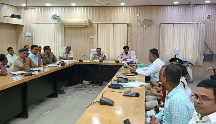 Madhubani News: शांतिपूर्ण एवं सौहाद्रपूर्ण वातावरण में&nbsp;दीपावली एवं छठ पर्व मनाए जाने को लेकर पुलिस अधीक्षक की अध्यक्षता में शांति समिति की बैठक हुई आयोजित