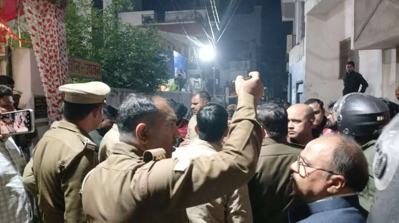Varanasi News: शिवपुर थाना क्षेत्र के भोजूबीर स्थित नवीन उपवन लॉन में बरातियो और पड़ोसियों में मारपीट