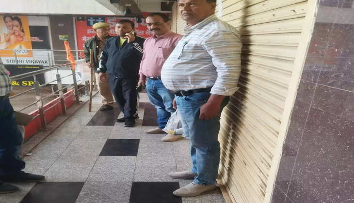 Gorakhpur News:&nbsp;पांच लाख से अधिक के बकायेदार सतीश की दुकान किया गया क्रुक