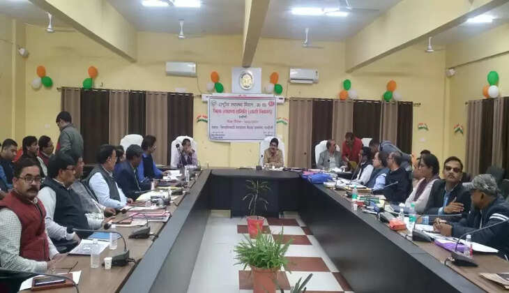 Chandauli News: चंदौली में स्वास्थ्य विभाग को लेकर जिलाधिकारी ने की बैठक, अब सबका बनेगा गोल्डेन कार्ड