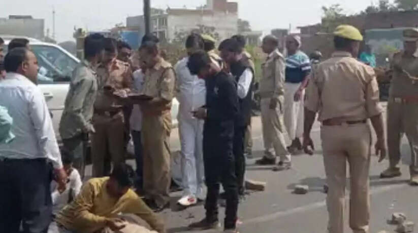 Prayagraj News: प्रयागराज अनियंत्रित पिकअप की टक्कर से होमगार्ड की मौत, बेटी गंभीर रूप से घायल