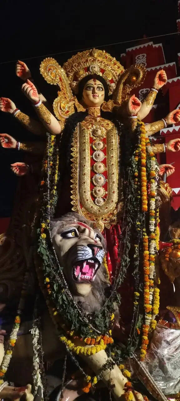 वाराणसी में नम आंखों से मां दुर्गा की विदाई, अगले बरस फिर आने का दिया न्योता