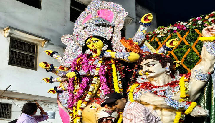 काशी में मां दुर्गा की विदाई का अद्भुत नजारा, 100 महिलाओं के शंखनाद ने मोहा मन