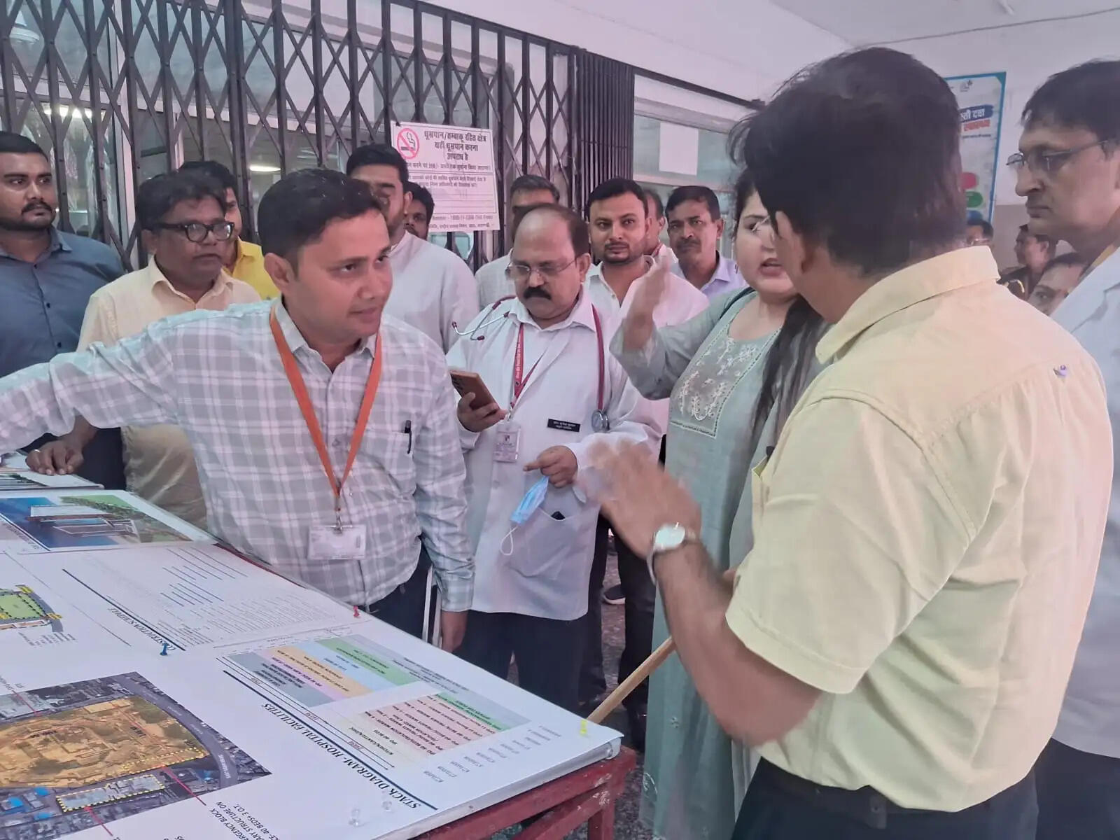 निरीक्षण के दौरान अस्पताल में दवा वितरण व्यवस्था की भी समीक्षा की गई। अस्पताल में आवश्यक सूची में 390 से अधिक दवाएं शामिल होने के बावजूद ओपीडी में करीब 80-85 दवाएं ही वितरित किए जाने पर सचिव ने नाराजगी जताई।