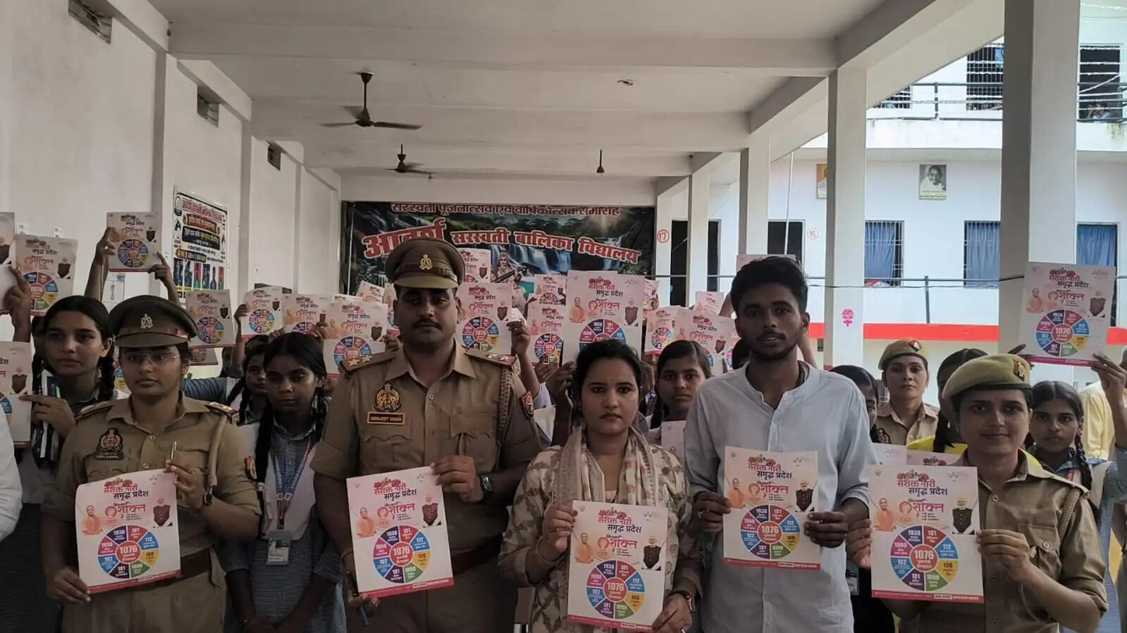 वहीं महिला सशक्तिकरण प्रभारी विजेता बरनवाल ने बालिकाओं की सुरक्षा को लेकर महत्वपूर्ण जानकारी साझा की। उन्होंने बालिकाओं को अपने अधिकारों, सुरक्षा और आत्मविश्वास के प्रति जागरूक किया। साथ ही नारी सशक्तिकरण और नारी शक्ति वंदन के बारे में जानकारी देते हुए बालिकाओं को शिक्षा, आत्मनिर्भरता और अपने अधिकारों के प्रति सजग रहने का संदेश दिया।