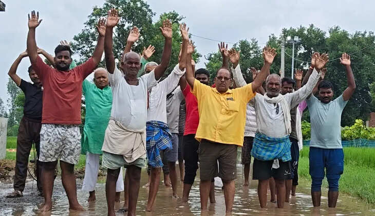 सड़क बनी तालाब, गड्ढों में दफन विकास; बरईपार में ग्रामीणों का प्रदर्शन सड़क-नाली की बदहाली से नाराज ग्रामीण बोले- समस्या दूर नहीं हुई तो वोट नहीं, गांव में नेताओं की एंट्री भी बंद  गोरखपुर/सहजनवां। पाली ब्लॉक क्षेत्र के ग्राम पंचायत बरईपार में बदहाल सड़क और जलभराव की समस्या को लेकर ग्रामीणों का आक्रोश सड़क पर उतर आया। बखिरा-सहजनवां मुख्य मार्ग से पाली ब्लॉक स्थित बीआरसी तक जाने वाली सर्विस रोड की हालत बारिश के बाद बेहद खराब हो गई है। सड़क पर जगह-जगह गहरे गड्ढों में पानी भर जाने से राहगीरों और वाहन चालकों को आवागमन में भारी परेशानी का सामना करना पड़ रहा है।  ग्रामीणों का कहना है कि सड़क की हालत इतनी खराब है कि बरसात के दिनों में सड़क और तालाब में अंतर करना मुश्किल हो जाता है। कई स्थानों पर गड्ढे चार से पांच फीट तक गहरे होने का दावा किया जा रहा है। पानी भरने के कारण गड्ढों की गहराई दिखाई नहीं देती, जिससे हादसे का खतरा बना रहता है।  ग्रामीणों के मुताबिक सड़क पर जलभराव और गड्ढों के कारण आए दिन राहगीर और दोपहिया वाहन चालक गिरकर चोटिल हो रहे हैं। सबसे ज्यादा परेशानी स्कूली बच्चों और बुजुर्गों को उठानी पड़ रही है। पानी से भरे गड्ढों के कारण पैदल चलना भी मुश्किल हो गया है।  ग्रामीणों का आरोप है कि सड़क को कुछ वर्ष पहले दोबारा बनवाया गया था, लेकिन निर्माण के बाद गुणवत्ता और रखरखाव पर पर्याप्त ध्यान नहीं दिया गया। कुछ ही समय में सड़क दोबारा टूटने लगी और अब कई जगह बड़े-बड़े गड्ढे बन गए हैं।  ग्रामीणों का कहना है कि सड़क और नाली की समस्या को लेकर कई बार जनप्रतिनिधियों और संबंधित लोगों से शिकायत की गई, लेकिन उन्हें केवल आश्वासन मिला। समस्या का स्थायी समाधान नहीं होने से ग्रामीणों में नाराजगी बढ़ती गई।  इसी नाराजगी के चलते ग्रामीणों ने प्रदर्शन कर अपना विरोध दर्ज कराया और क्षेत्रीय नेताओं के खिलाफ नारेबाजी की।  प्रदर्शन के दौरान ग्रामीणों ने साफ शब्दों में कहा कि यदि गांव की सड़क और नाली की समस्या जल्द दूर नहीं की गई तो वे आगामी चुनाव में वोट नहीं देंगे। ग्रामीणों ने यह भी चेतावनी दी कि समस्या का समाधान नहीं होने पर गांव में चुनाव प्रचार के लिए आने वाले नेताओं का विरोध किया जाएगा।  ग्रामीणों ने कहा कि विकास योजनाओं पर करोड़ों रुपये खर्च किए जाने के दावे किए जाते हैं, लेकिन बरईपार में जमीनी स्थिति अलग तस्वीर दिखा रही है। सड़क के बार-बार खराब होने को लेकर उन्होंने निर्माण कार्य की गुणवत्ता और सरकारी धन के इस्तेमाल पर भी सवाल उठाए।  ग्रामीणों ने सड़क निर्माण में इस्तेमाल सामग्री और कार्य की गुणवत्ता की जांच कराने की मांग की है। उनका कहना है कि यदि सड़क का निर्माण निर्धारित मानकों के अनुरूप हुआ होता और समय-समय पर उसका रखरखाव किया जाता तो इतनी जल्दी सड़क की हालत खराब नहीं होती।  ग्रामीणों ने प्रशासन से सड़क की तत्काल मरम्मत कराने, जलनिकासी के लिए नाली का निर्माण कराने और सड़क निर्माण की गुणवत्ता की जांच कराने की मांग की है। उनका कहना है कि अब केवल आश्वासन से काम नहीं चलेगा। जब तक सड़क की स्थिति धरातल पर नहीं सुधरती, उनका विरोध जारी रहेगा।  प्रदर्शन के दौरान कृष्ण मोहन अग्रहरि, अयोध्या प्रसाद गुप्ता, सतीश गुप्ता, संदीप अग्रहरि, आकाश अग्रहरि, शिवम अग्रहरि, अभिषेक अग्रहरि, धीरज अग्रहरि, झुल्ली चौरसिया, नगीना, इंद्रेश, राम अवतार, नींबू लाल, दुर्गेश, विपिन, गणेश गौतम, हरिश्चंद्र, राजेश, अर्जुन, शिवम, संतोष, राजेंद्र, कपिल, अंगद, विनोद समेत बड़ी संख्या में ग्रामीण मौजूद रहे।