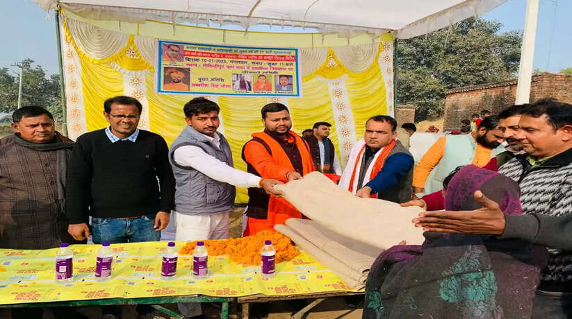 चन्दौली में समाजसेवियों ने गरीब एवं असहाय लोगों को बांटा कम्बल
