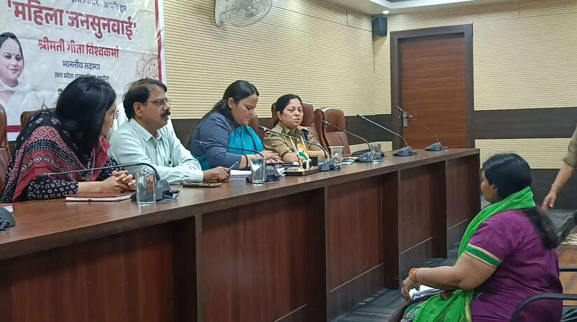 वाराणसी में महिला आयोग की जनसुनवाई, 20 लाख की ठगी और गलत ऑपरेशन का पहुंचा मामला