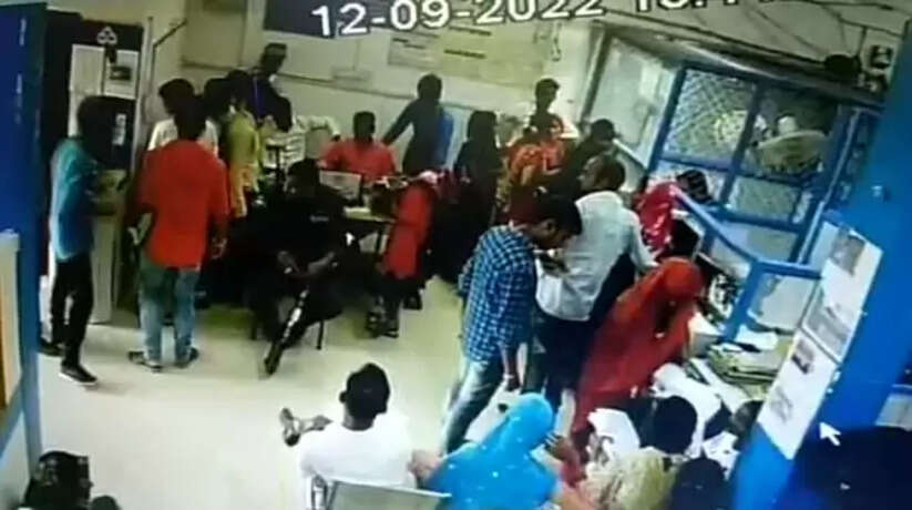 Gang of robbers active in Chandauli, robbers absconded with 16 thousand cash from youth who came to deposit cash in bank