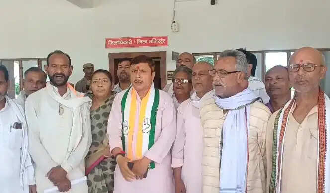 ज्ञापन के दौरान विंध्य एक्सप्रेसवे से प्रभावित किसानों को मुआवजा दिए जाने का मुद्दा भी उठाया गया। कांग्रेस ने प्रशासन से प्रभावित किसानों की समस्याओं का समाधान कर उन्हें नियमानुसार मुआवजा दिलाने की मांग की।