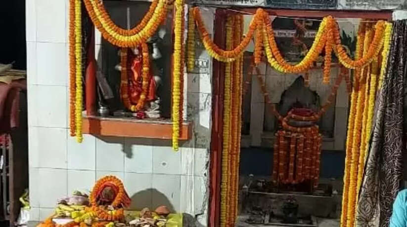 सर्व कामना पूर्णेश्वर महादेव का हुआ भव्य श्रृंगार, मन्दिर पर रामचरितमानस का पाठ