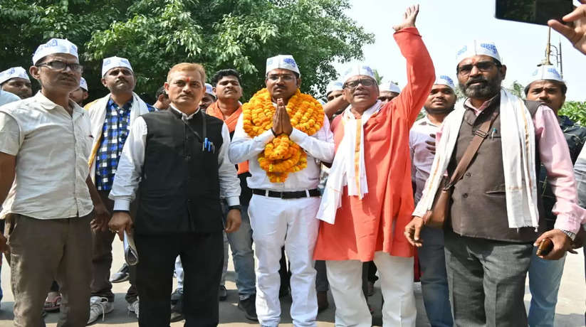 Varanasi News: बहादुर आदमी पार्टी के जुझारू प्रत्याशी अभिषेक प्रजापति का आज हुआ नामांकन