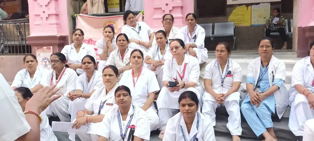 लखनऊ में राजकीय नर्सेस संघ का धरना-प्रदर्शन, पदोन्नति व तैनाती के मुद्दे उठे