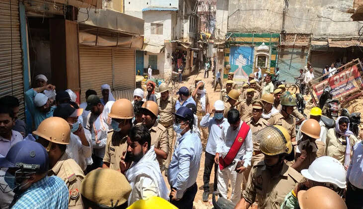 Varanasi News: दालमंडी में बड़ी कार्रवाई, जर्जर और अवैध निर्माणों पर चला प्रशासन का बुलडोजर​​​​​​​