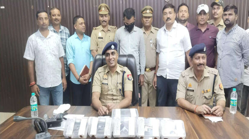 Chandauli News: सैयदराजा पुलिस को मिली बड़ी सफलता, भारी मात्रा में अत्याधुनिक असलहों की खेप चंदौली पुलिस ने की बरामद