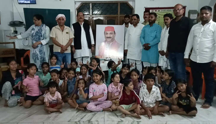 Shyam Lal Pal's birthday, Mahendra Pal Pintu, Samajwadi Party Varanasi, Varanasi blood donation drive, District Hospital Varanasi, Sarnath Dare Children's Home, Ashapur Bhandara, fruit distribution program, Samajwadi Party Varanasi News