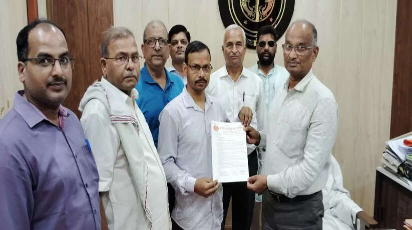 Ayodhya News: अयोध्या में बढ़ते प्रदूषण की रोकथाम के लिए भारतीय मजदूर संघ ने कलेक्टर के नाम सौंपा ज्ञापन