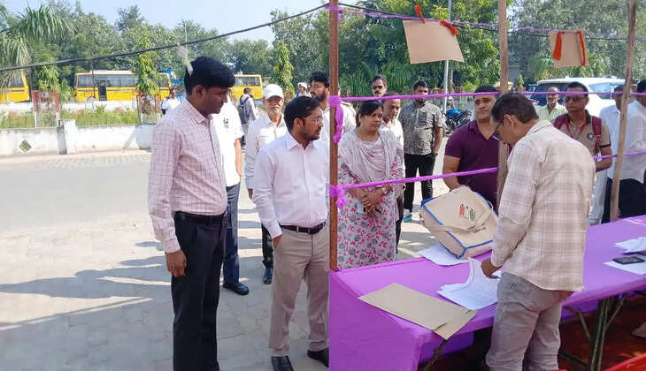 विधान परिषद निर्वाचन के लिए चंदौली से रवाना हुईं मतदान पार्टियां, डीएम ने परखी तैयारियां