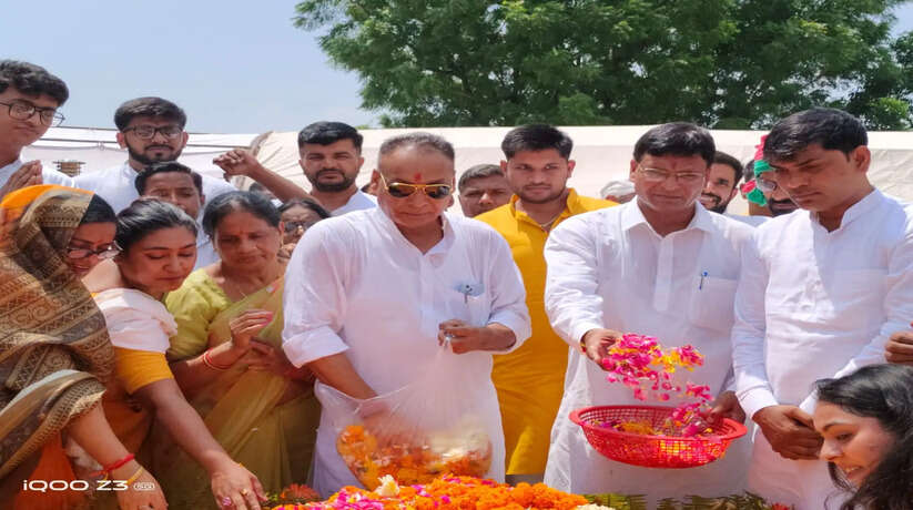 Ayodhya News: पूर्व सांसद स्वर्गीय मित्र सेन यादव की मनाई गई आठवीं पुण्यतिथि