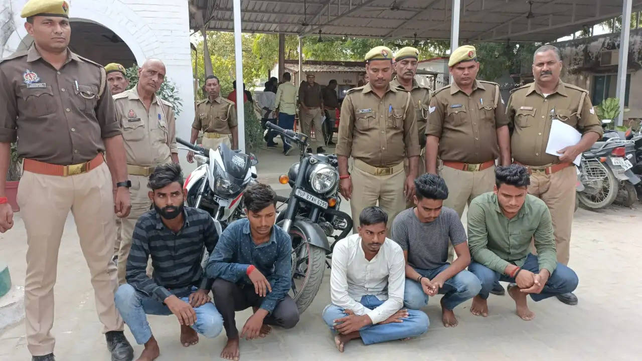 Chanduali News: चोरों के सक्रिय गिरोह का भंडाफोड़, चोरी के 09 अदद मोबाइल व 02 मोटरसाइकिल के साथ 05 शातिर चोर गिरफ्तार