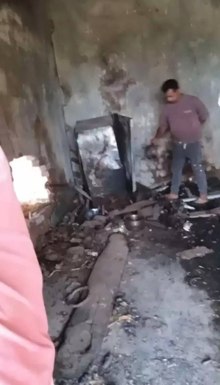 Varanasi News: दुकान में आग लगने से गैस सिलेंडर हुआ ब्लास्ट