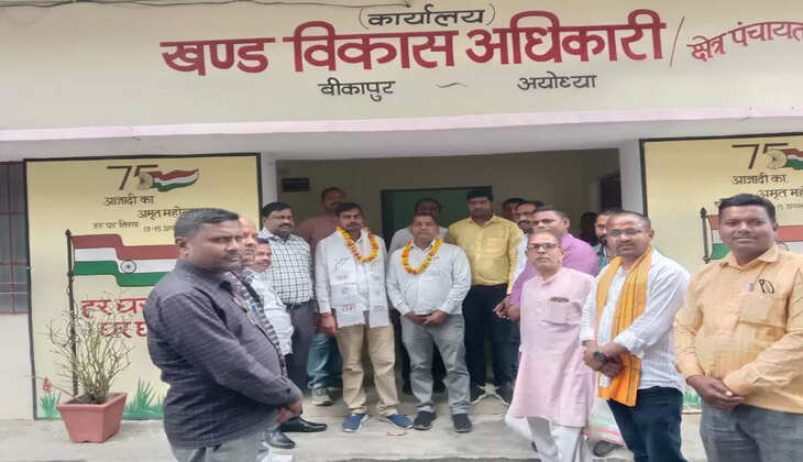 Ayodhya News: मुख्यमंत्री पंचायत प्रोत्साहन पुरस्कार मिलने पर किया सम्मानित