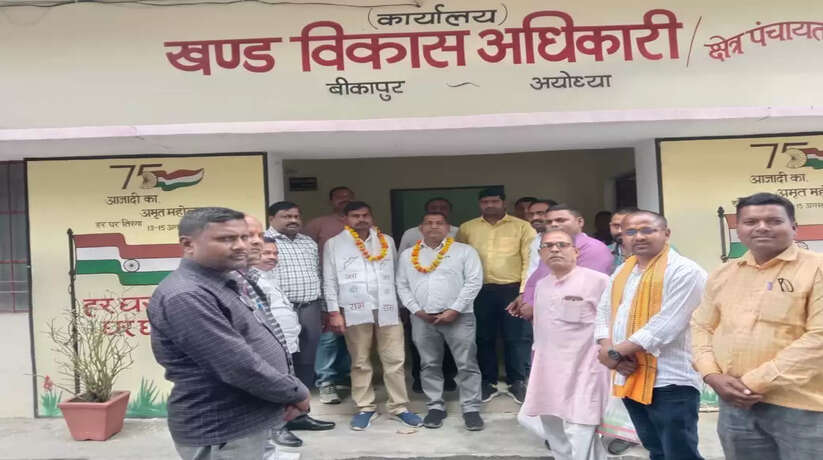 Ayodhya News: मुख्यमंत्री पंचायत प्रोत्साहन पुरस्कार मिलने पर किया सम्मानित