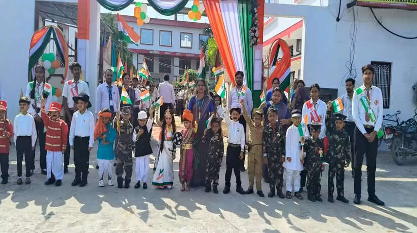 79वें स्वतंत्रता दिवस पर विद्यालयों से लेकर बाजारों तक तिरंगे के रंग में रंगा क्षेत्र