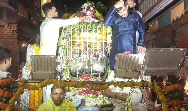 वाराणसी। काशी में बाबा लाट भैरव की पारंपरिक बारात शनिवार शाम धूमधाम के साथ निकाली गई। विशेश्वरगंज स्थित इन्ना माई मंदिर क्षेत्र से शुरू हुई बारात में हाथी, घोड़े, ऊंट, बग्घी और आकर्षक रोड लाइटों के साथ बड़ी संख्या में श्रद्धालु शामिल हुए।