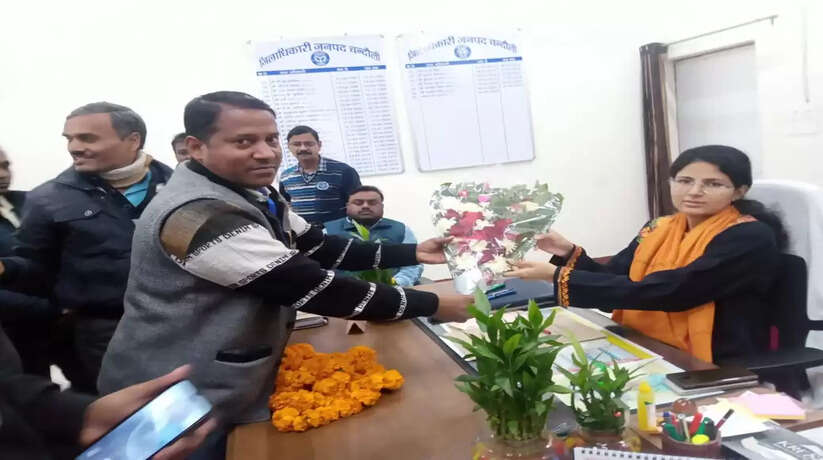 Chandauli news: चन्दौली में लोक विद्यार्थी शिक्षक एसोसिएशन ने विभिन्न समस्याओं को लेकर डीएम को सौंपा ज्ञापन 