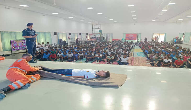 Varanasi News: वाराणसी में NDRF&nbsp;ने &ldquo;एनसीसी&rdquo; कैडेट्स को दिया आपदा प्रबंधन का प्रशिक्षण