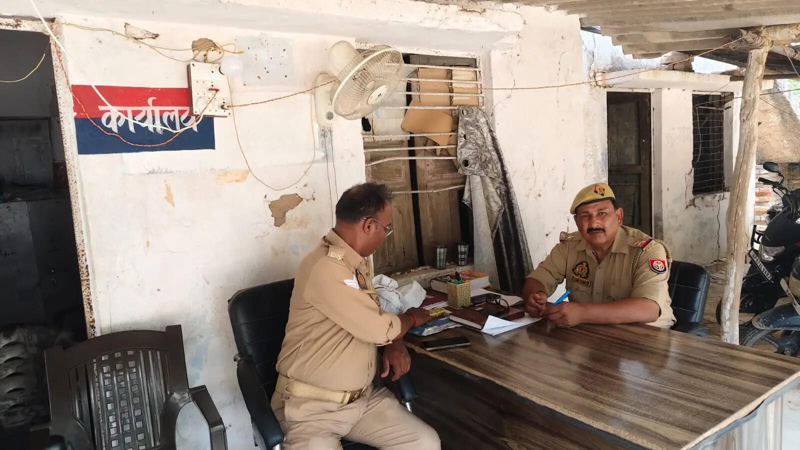 चंदौली पुलिस चौकियों में ईंधन और प्रकाश व्यवस्था की समस्या, पुलिसकर्मियों को हो रही परेशानी