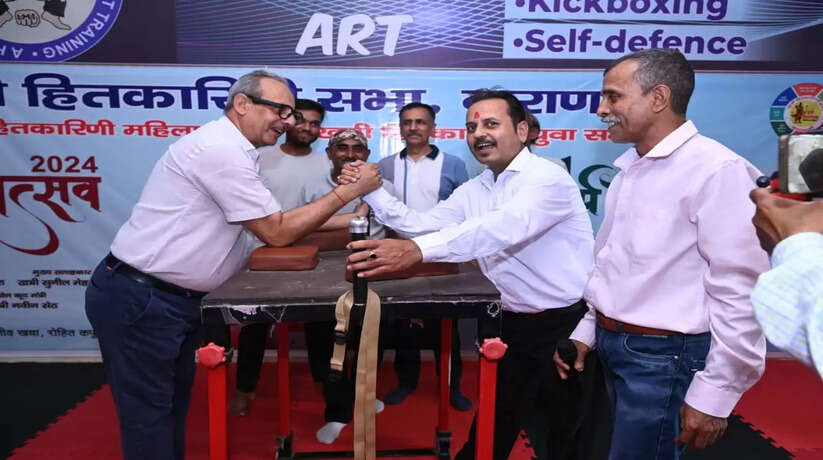 वाराणसी में खत्री हितकारिणी महिला एवं युवा सभा के तत्वावधान में आर्म रैसलिंग प्रतियोगिता का आयोजन