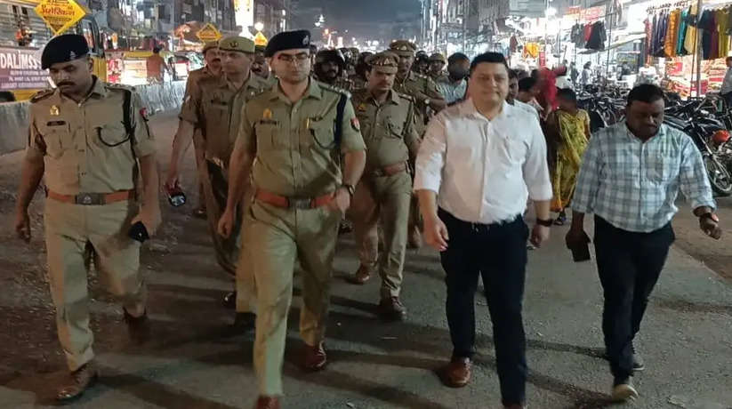 चंदौली में आगामी त्यौहारों को देखते हुए जिलाधिकारी व पुलिस अधीक्षक ने नगर क्षेत्र में किया भ्रमण