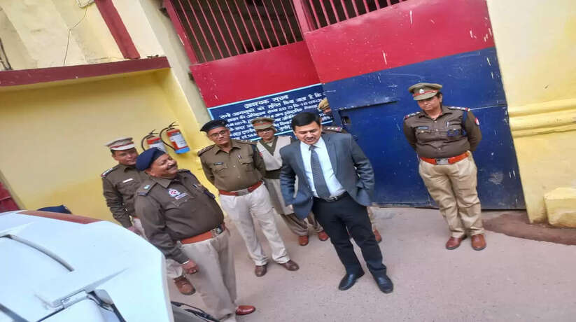 वाराणसी कमिश्नर ने जिला कारागार का किया औचक निरीक्षण