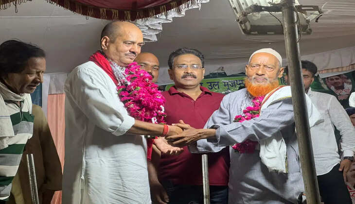 प्रयागराज में 103वें हज़रत जाहिद शाह बाबा उर्स का भव्य आयोजन, जवाबी कव्वाली में उमड़ा आस्था का सैलाब  प्रयागराज। नैनी स्थित हज़रत जाहिद शाह बाबा की दरगाह पर रविवार को 103वें वार्षिक उर्स का आयोजन धार्मिक आस्था, सूफी परंपरा और गंगा-जमुनी तहज़ीब के माहौल में संपन्न हुआ। इस अवसर पर बड़ी संख्या में अकीदतमंदों ने दरगाह पहुंचकर चादरपोशी की और देश में अमन-चैन, खुशहाली तथा आपसी भाईचारे की दुआ मांगी।  उर्स के मुख्य कार्यक्रम में समाजवादी पार्टी के वरिष्ठ नेता एवं प्रदेश कार्य परिषद सदस्य बब्बन दुबे मुख्य अतिथि के रूप में शामिल हुए। उर्स कमेटी के पदाधिकारियों ने उन्हें माला पहनाकर और स्मृति चिन्ह भेंट कर सम्मानित किया।  जवाबी कव्वाली ने बांधा समां  उर्स के अवसर पर आयोजित भव्य जवाबी कव्वाली ने देर रात तक श्रद्धालुओं को मंत्रमुग्ध कर दिया। कानपुर सहित विभिन्न शहरों से पहुंचे प्रसिद्ध कव्वालों ने सूफियाना कलामों की शानदार प्रस्तुतियां दीं। "मन कुन्तो मौला" समेत कई लोकप्रिय सूफी कलामों पर उपस्थित अकीदतमंद झूम उठे और पूरे परिसर में रूहानी माहौल छा गया।  भाईचारे का दिया संदेश  मुख्य अतिथि बब्बन दुबे ने अपने संबोधन में कहा कि भारत की पहचान हमेशा गंगा-जमुनी तहज़ीब, हिंदू-मुस्लिम एकता और आपसी सौहार्द से रही है। उन्होंने कहा कि ऐसे धार्मिक और सांस्कृतिक आयोजन समाज में प्रेम, भाईचारे और सामाजिक समरसता को मजबूत करते हैं।  उन्होंने उर्स कमेटी को सफल आयोजन के लिए बधाई देते हुए कहा कि यह ऐतिहासिक उर्स हर वर्ष इसी श्रद्धा और सौहार्द के साथ आयोजित होता रहे तथा बाबा की दरगाह से सभी को शांति, सुख और खुशहाली का आशीर्वाद मिलता रहे।  कार्यक्रम के दौरान कव्वाली की प्रस्तुतियों के बाद मुख्य अतिथि, उर्स कमेटी के पदाधिकारियों और बड़ी संख्या में मौजूद अकीदतमंदों ने हज़रत जाहिद शाह बाबा की मजार पर हाजिरी लगाकर चादरपोशी की और प्रदेश व देश की तरक्की, अमन और भाईचारे की दुआ मांगी। आयोजन में बड़ी संख्या में श्रद्धालुओं की उपस्थिति रही और पूरा परिसर आध्यात्मिक रंग में सराबोर नजर आया।