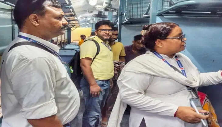 पूर्वोत्तर रेलवे के वाराणसी मंडल में विशेष टिकट जांच अभियान के दौरान 38 बिना टिकट एवं अनियमित यात्रियों को पकड़ा गया। रेलवे ने ₹23,170 का जुर्माना वसूल कर यात्रियों से वैध टिकट लेकर यात्रा करने की अपील की।