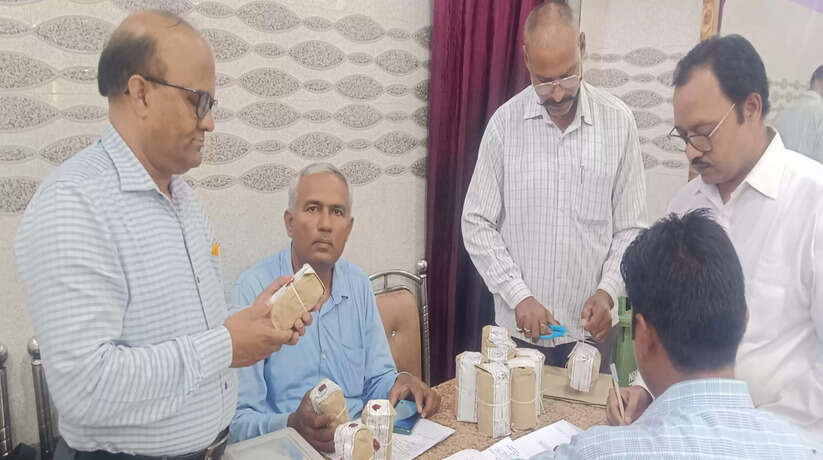 चंदौली में आगामी त्यौहारों के दृष्टिगत मिठाई के दुकानों पर छापेमारी कर जांच हेतु लिया गया नमूना