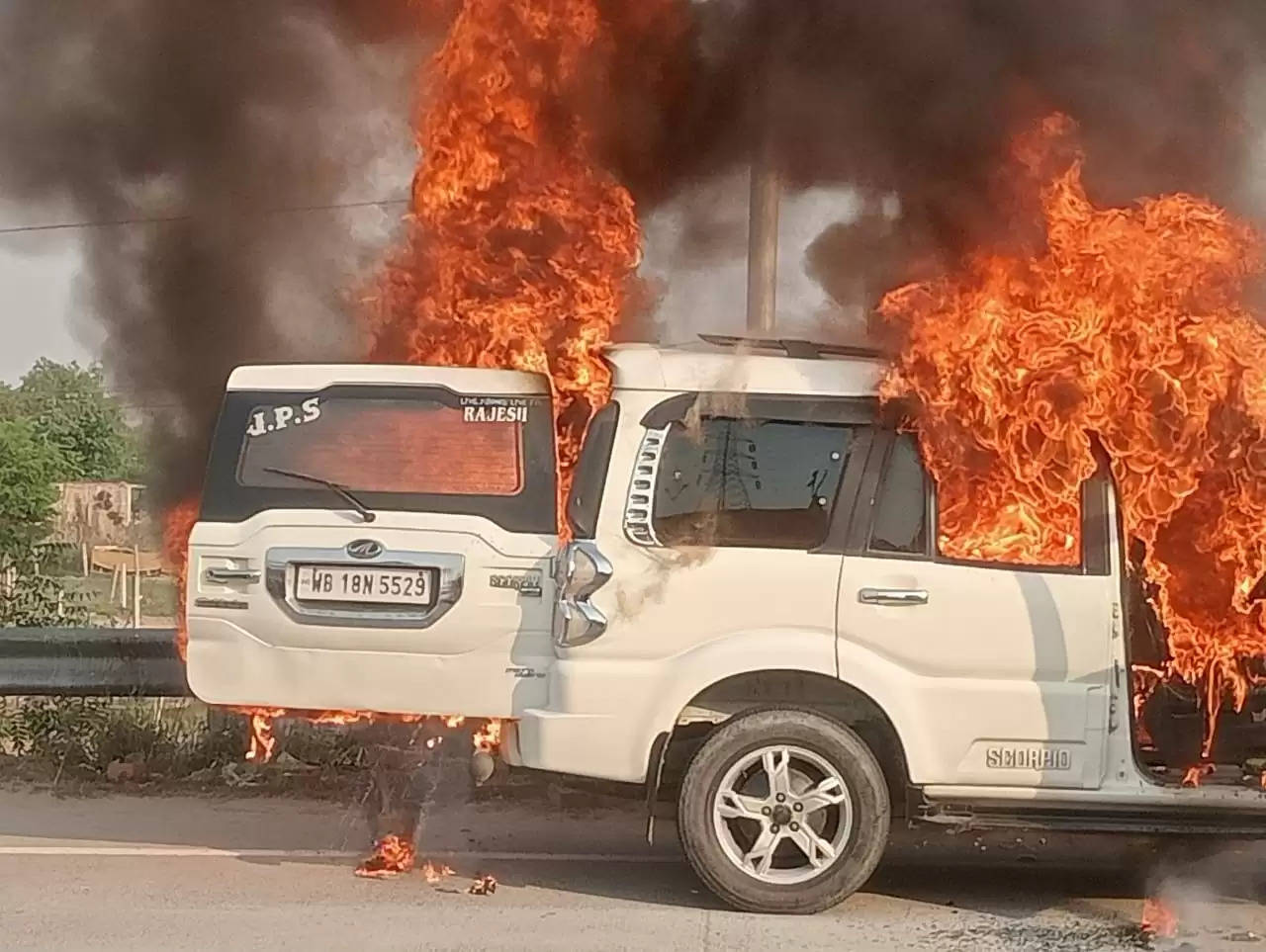 Varanasi News: वाराणसी में स्कार्पियो गाड़ी में अचानक लगी भीषण आग