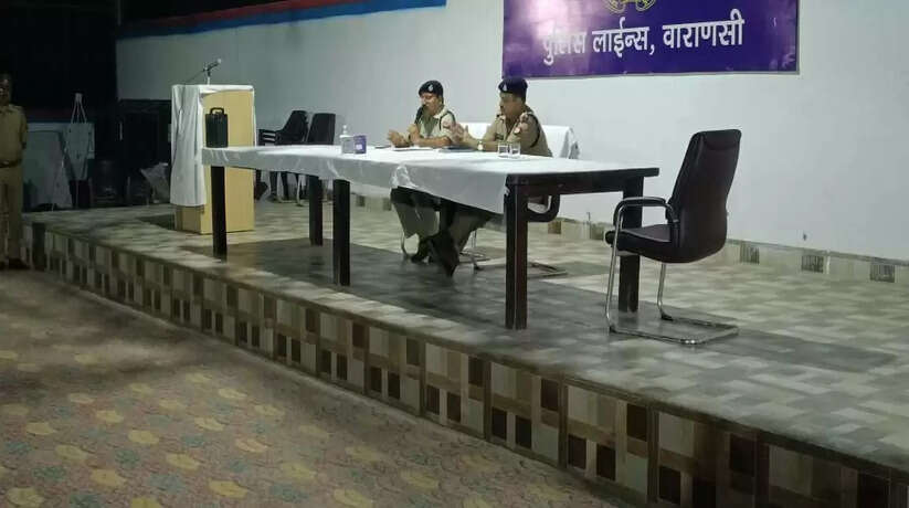पुलिस अधीक्षक वाराणसी ग्रामीण ने डायल 112 के कर्मचारियों के साथ की बैठक