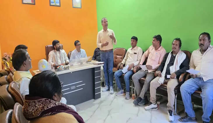 आकांक्षी योजनाओं को लेकर घघसरा नगर पंचायत कार्यालय में की गयी बैठक