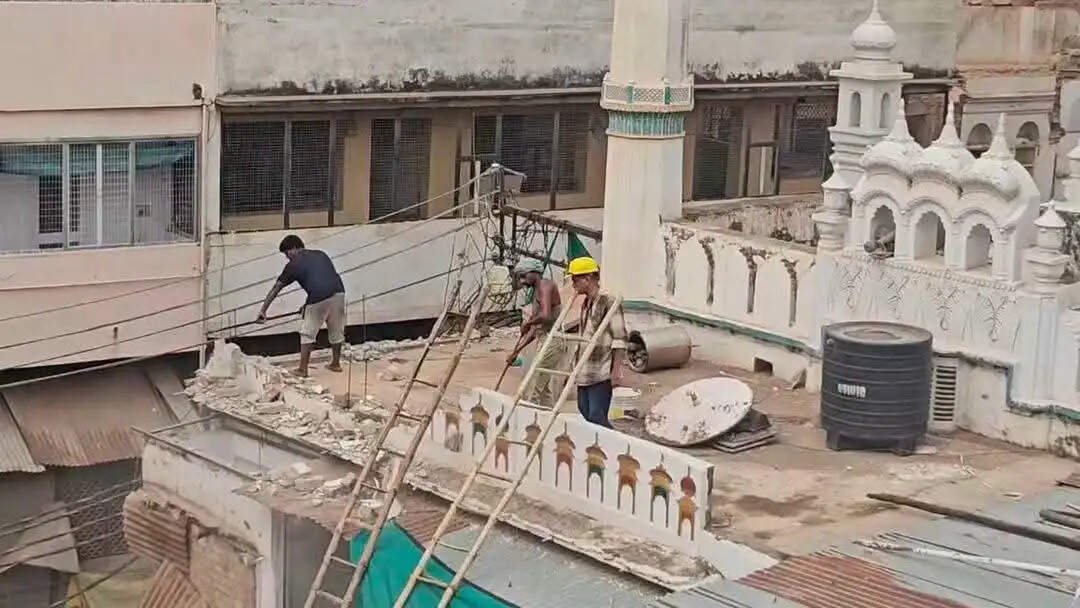 कार्रवाई को शांतिपूर्ण ढंग से संपन्न कराने के लिए पूरे क्षेत्र को पुलिस छावनी में तब्दील कर दिया गया। मौके पर 500 से अधिक पुलिसकर्मियों की तैनाती की गई, जबकि पूरे इलाके की ड्रोन कैमरों से निगरानी की गई। सुरक्षा व्यवस्था के तहत 13 स्थानों पर बैरिकेडिंग भी की गई।