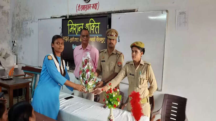 सहजनवा के मुरारी इंटर कालेज में महिला शक्ति को किया गया जागरूक