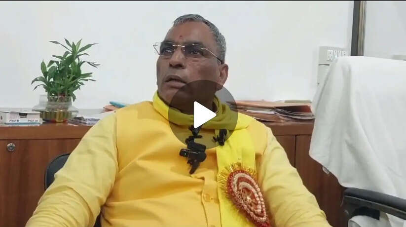 Viral Video: यूपी के मंत्री का तल्ख तेवर, ठेकेदार ने कहा पैसे दिए तो जूता जूता मारूंगा, गाली तक दे डाली