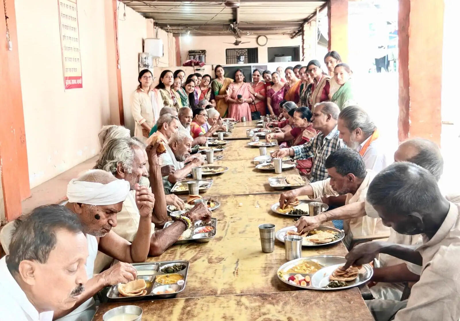 मातृ दिवस पर वृद्धाश्रम पहुंचा महिला भूमिहार समाज का स्नेह, वृद्ध माताओं संग बांटी खुशियां, गर्मी से राहत के लिए कुलर भेंट