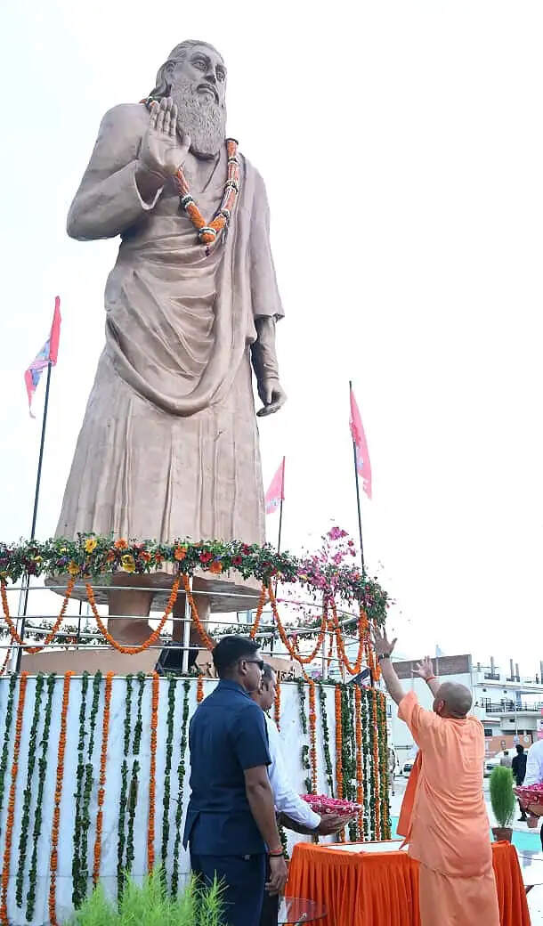 इसके अलावा केंद्रीय राज्य मंत्री (स्वतंत्र प्रभार) अर्जुन राम मेघवाल, केंद्रीय राज्य मंत्री एवं भाजपा प्रदेश अध्यक्ष पंकज चौधरी, उपमुख्यमंत्री केशव प्रसाद मौर्य और ब्रजेश पाठक समेत कई जनप्रतिनिधि भी शामिल हुए।